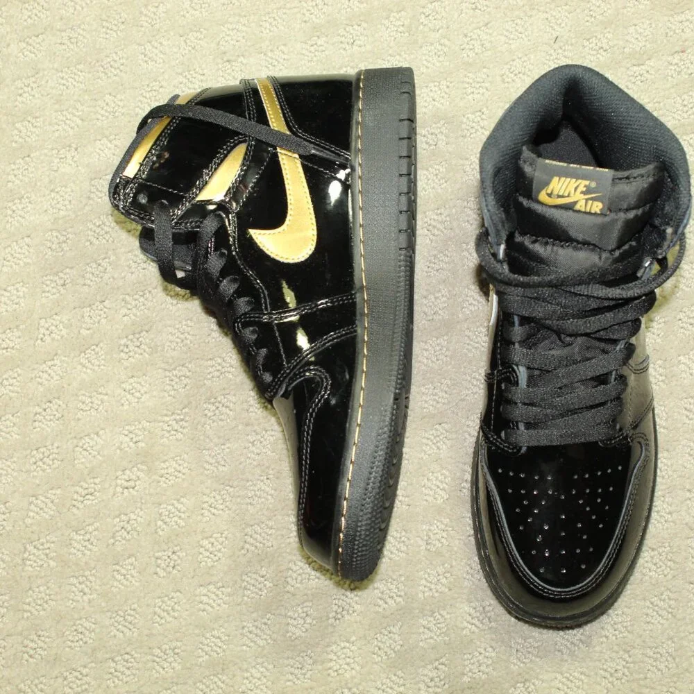 New IOB Jordan Boy's Size 6.5Y/ Women's 8 Black Patent Gold High Top Sneakers